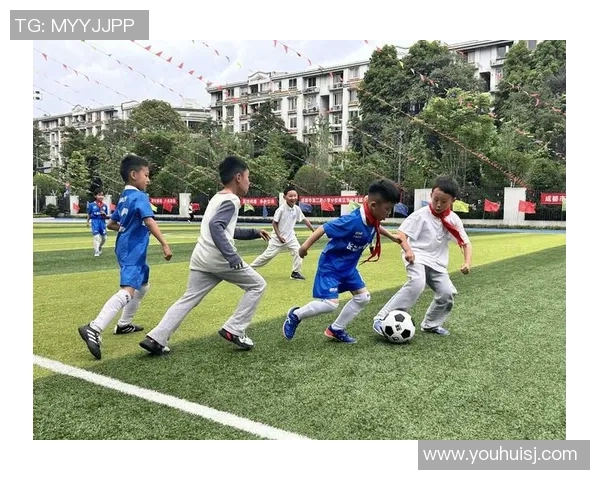 足球巨星在绿茵之外体验划船运动展现力量与优雅的别样风采